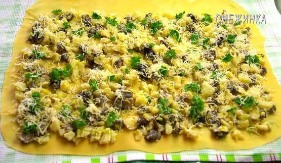 штрудель с картофелем и грибами в сливочно-сырном соусе