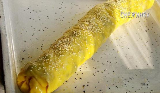 штрудель с картофелем и грибами в сливочно-сырном соусе