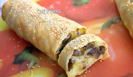 штрудель с картофелем и грибами в сливочно-сырном соусе