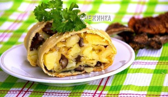 штрудель с картофелем и грибами в сливочно-сырном соусе