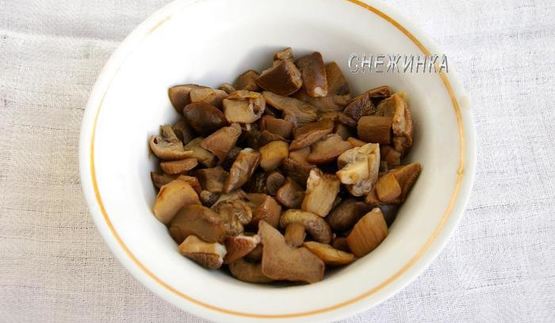 штрудель с картофелем и грибами в сливочно-сырном соусе