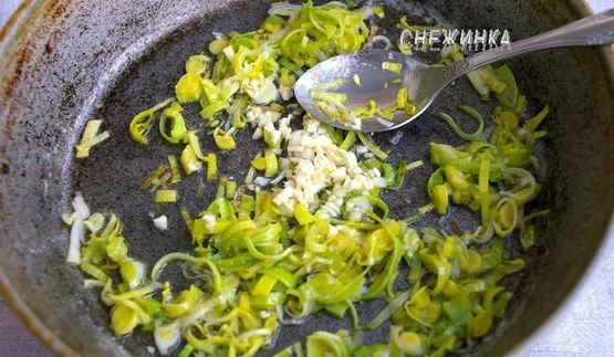 штрудель с картофелем и грибами в сливочно-сырном соусе