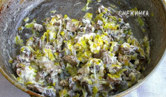 штрудель с картофелем и грибами в сливочно-сырном соусе