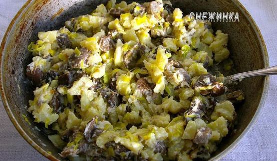 штрудель с картофелем и грибами в сливочно-сырном соусе