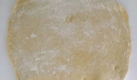 штрудель с лососем, фасолью и рикоттой