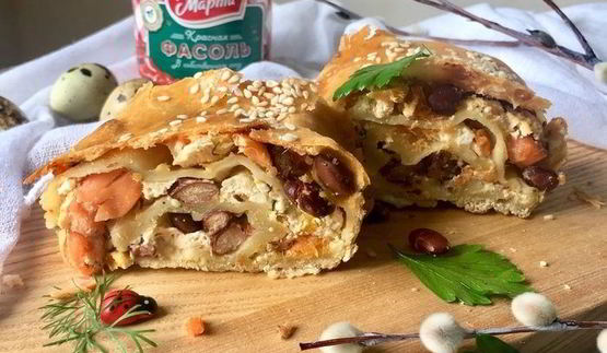 штрудель с лососем, фасолью и рикоттой