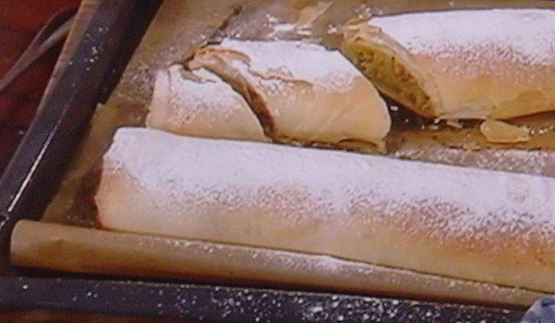 штрудель с начинкой из козьего сыра с виноградом в портвейне