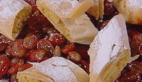 штрудель с начинкой из козьего сыра с виноградом в портвейне