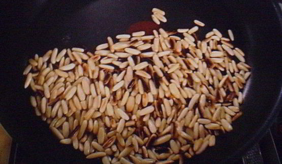 штрудель с начинкой из козьего сыра с виноградом в портвейне