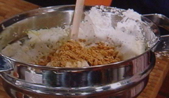 штрудель с начинкой из козьего сыра с виноградом в портвейне