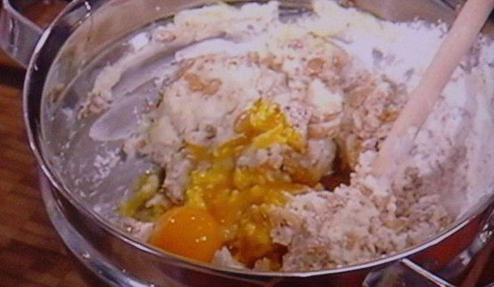 штрудель с начинкой из козьего сыра с виноградом в портвейне