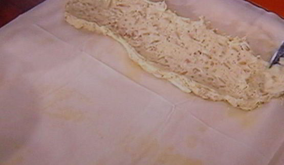 штрудель с начинкой из козьего сыра с виноградом в портвейне