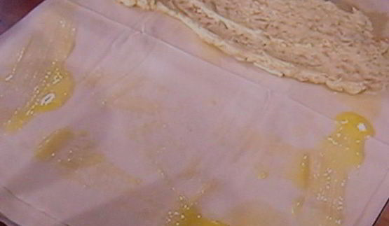 штрудель с начинкой из козьего сыра с виноградом в портвейне