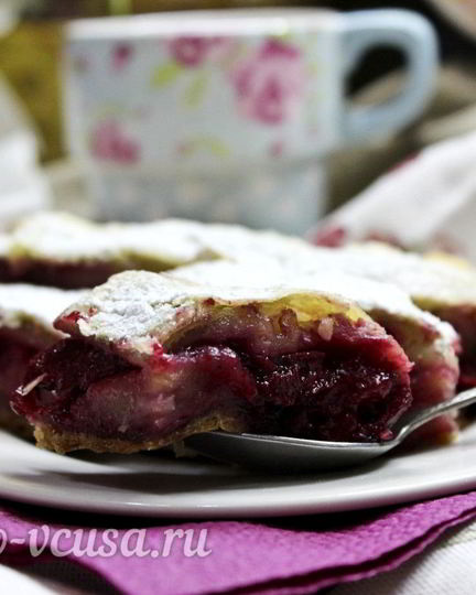 Рецепт штруделя с вишней из слоеного теста