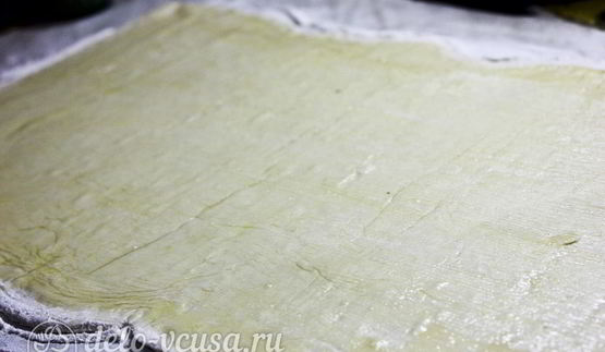 штрудель с вишней из слоеного теста