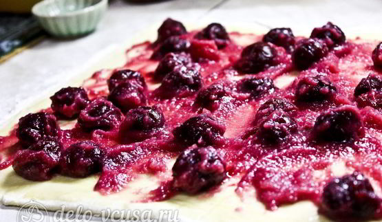 штрудель с вишней из слоеного теста