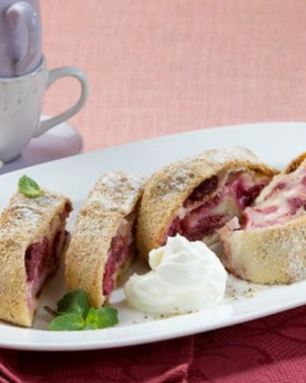 Штрудель с вишнями и фундуком