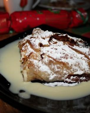 Штрудель с яблоком и корицей под кремом Англес