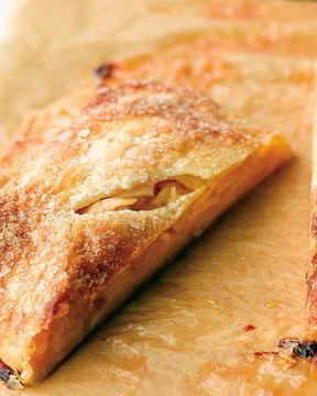 Штрудель яблочный из слоеного теста