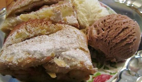 штрудель яблочный с изюмом и малиной