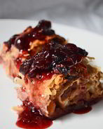 Яблочный штрудель из теста фило с ягодным вареньем