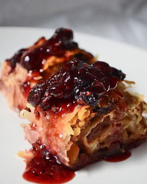 Яблочный штрудель из теста фило с ягодным вареньем