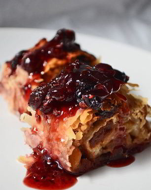 Яблочный штрудель из теста фило с ягодным вареньем