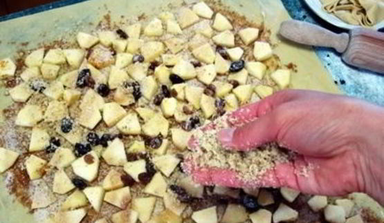 яблочный штрудель с грецкими орехами
