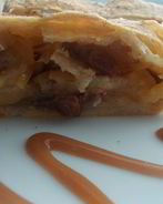 Яблочный штрудель с изюмом и карамельной крошкой