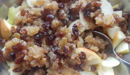 яблочный штрудель с изюмом и карамельной крошкой