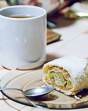 Яблочный штрудель с изюмом и корицей