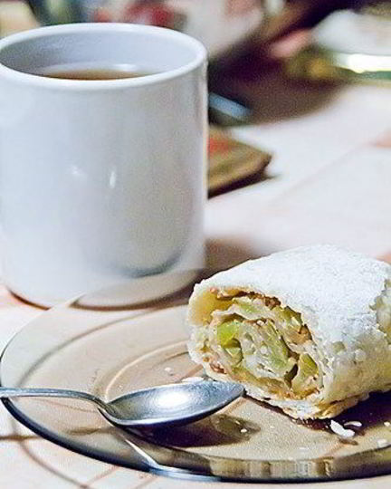 Рецепт яблочного штруделя с изюмом и корицей