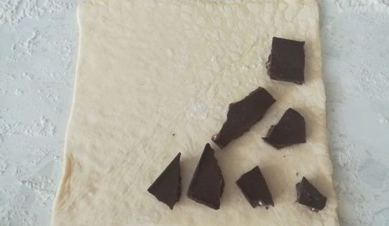 слоеные конвертики с бананово-шоколадной начинкой