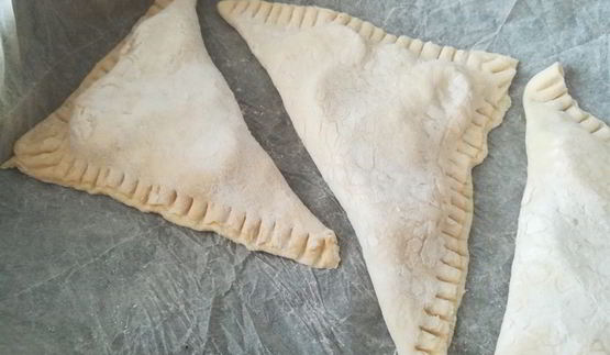 слоеные конвертики с бананово-шоколадной начинкой