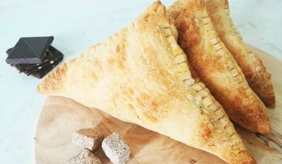 слоеные конвертики с бананово-шоколадной начинкой