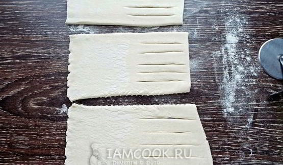 слойки с клубникой из слоеного теста