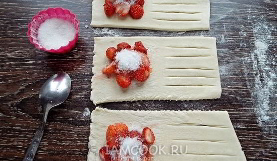 слойки с клубникой из слоеного теста