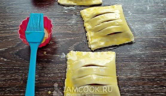 слойки с клубникой из слоеного теста