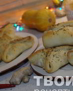 Слойки с колбасками и сулугуни