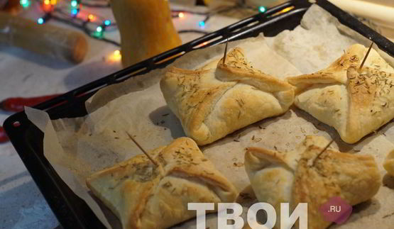 слойки с колбасками и сулугуни