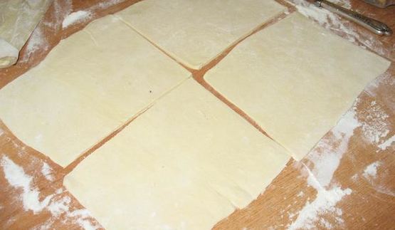 слойки с сыром и копченой курицей