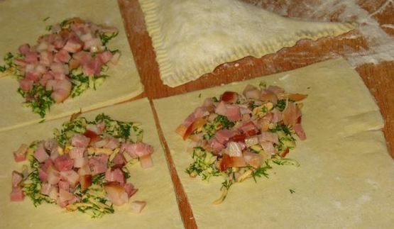 слойки с сыром и копченой курицей