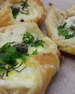 Слойки с сыром, курицей, грибами и соусом бешамель