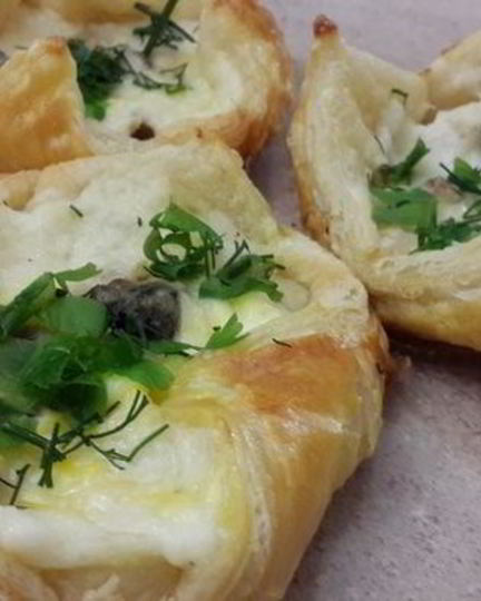 Рецепт слоек с сыром, курицей, грибами и соусом бешамель