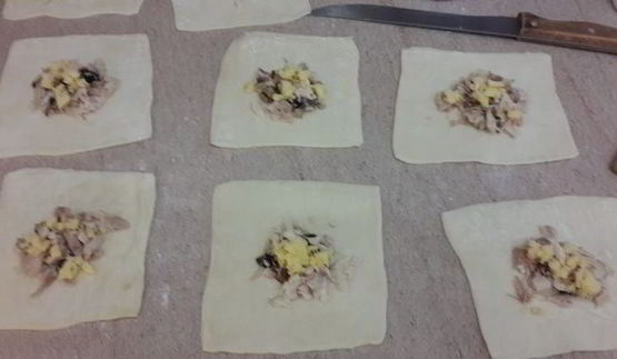 слойки с сыром, курицей, грибами и соусом бешамель