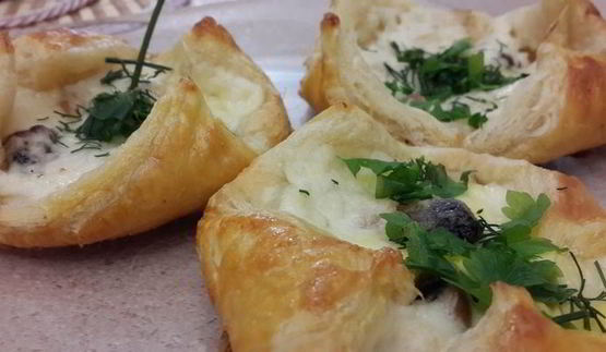 слойки с сыром, курицей, грибами и соусом бешамель