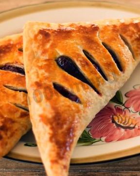 Слойки со свежесваренным вареньем из слоеного теста