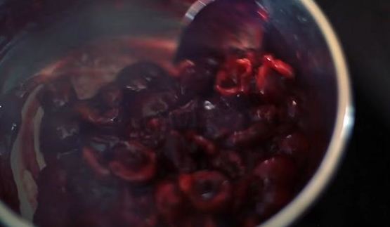 слойки со свежесваренным вареньем из слоеного теста