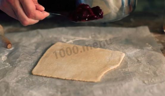 слойки со свежесваренным вареньем из слоеного теста