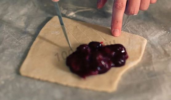 слойки со свежесваренным вареньем из слоеного теста